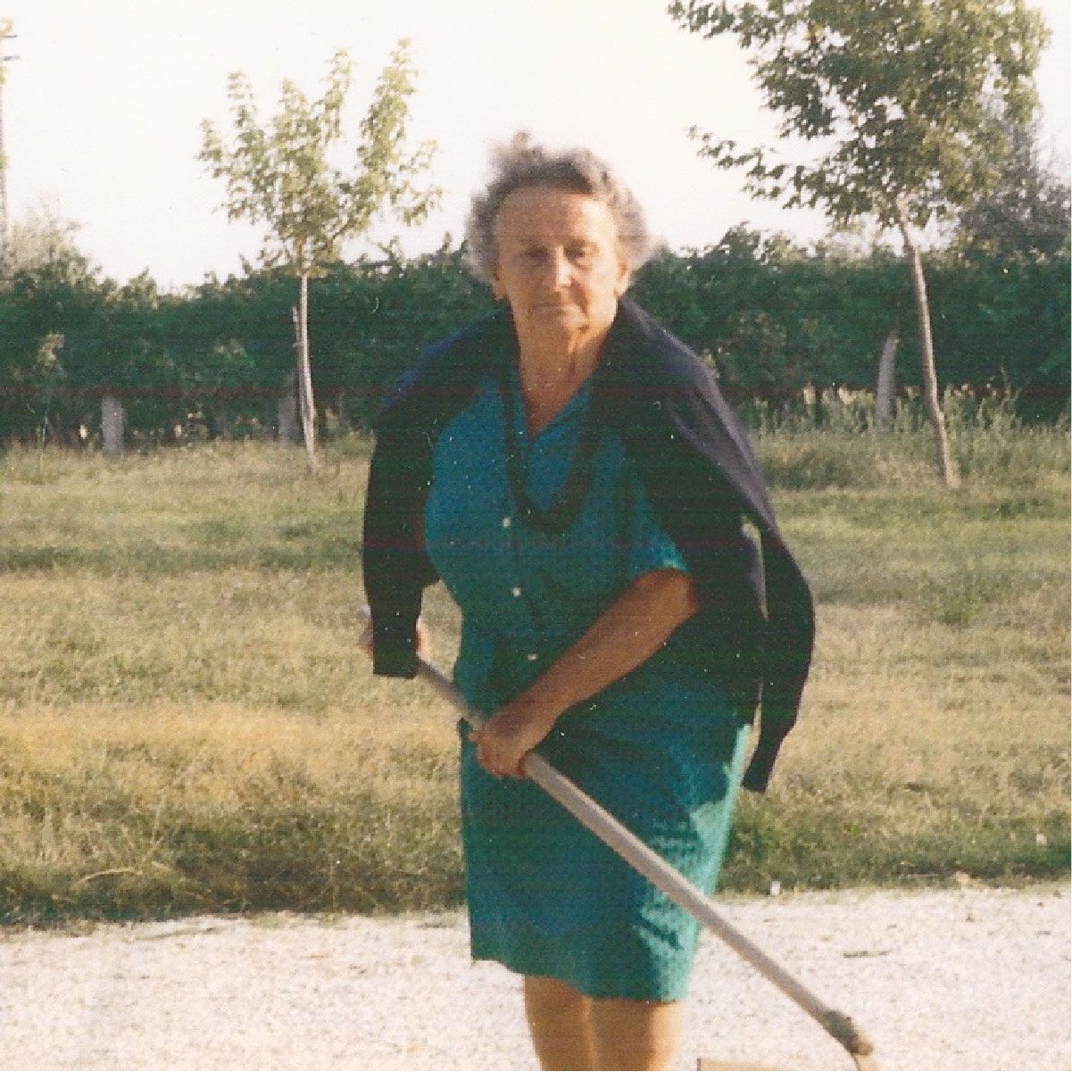 Foto von Gianna Gobbi bei der Arbeit in der Landwirtschaft