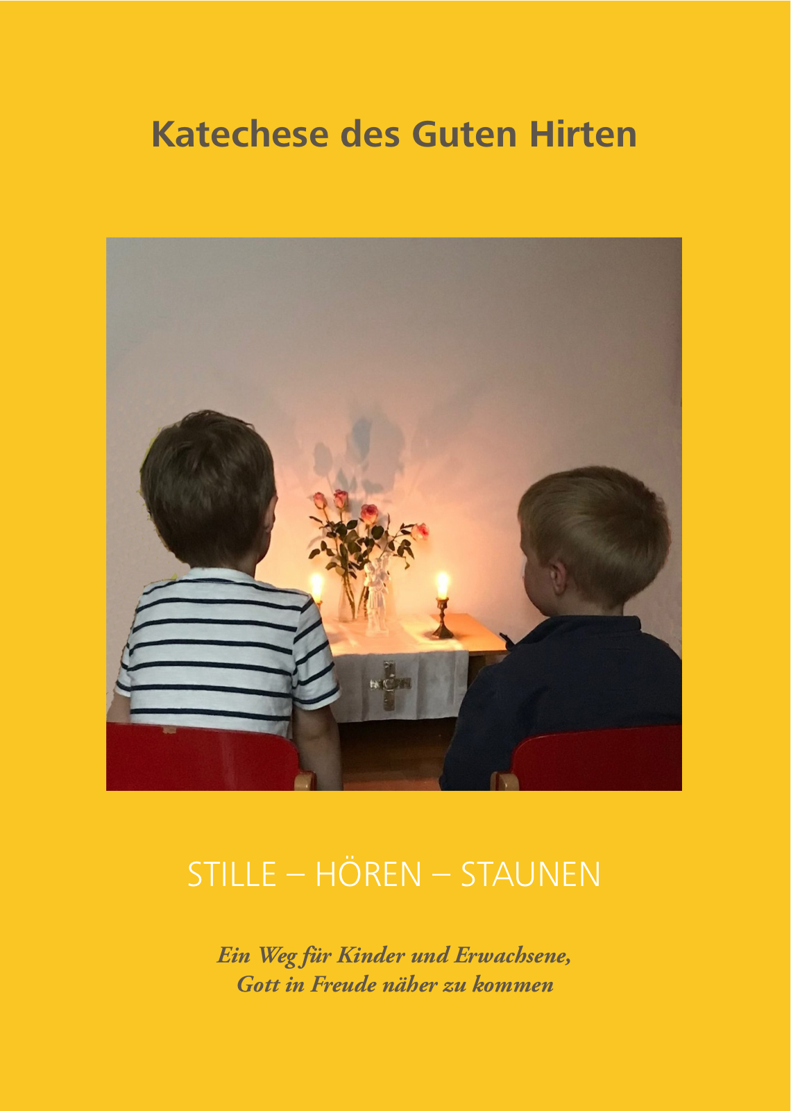 Titelbild der Broschüre Stille Hören Staunen mit zwei Kindern vor einem kleinen Altar